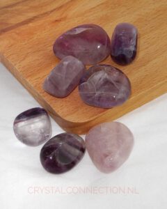 Fluoriet paars-roze trommelsteen