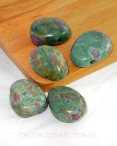 Robijn in Fuchsiet doorboorde hanger